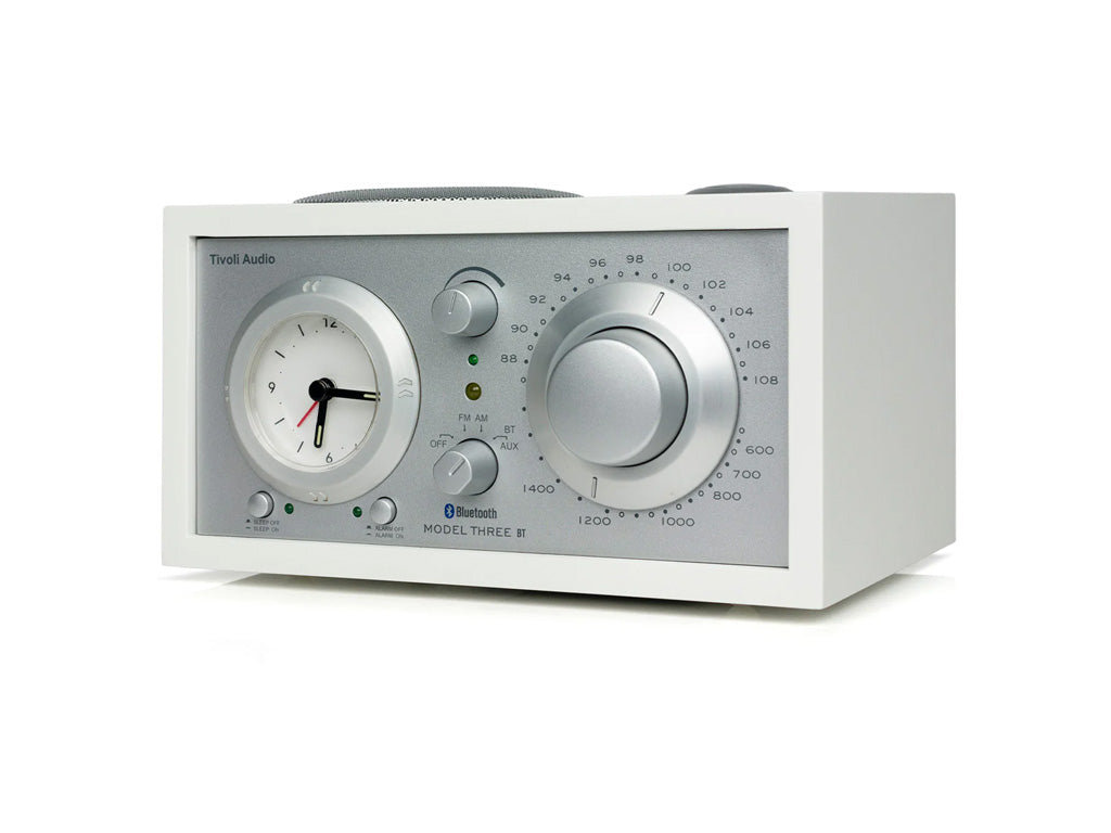 Tivoli Model Three BT : רדיו AM/FM שולחני איכותי עם שעון ובלוטות'